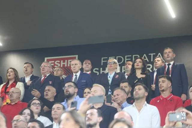 Rama mungoi në stadium, e zëvendësojnë tre anëtarë të maxhorancës