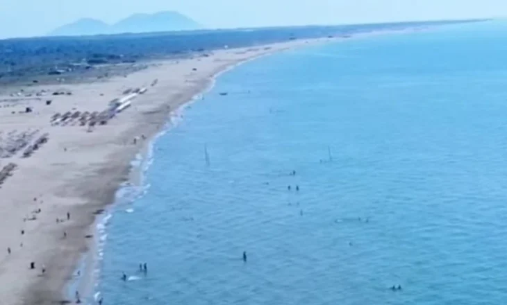 Rama ndan pamje nga plazhi i Darëzezës