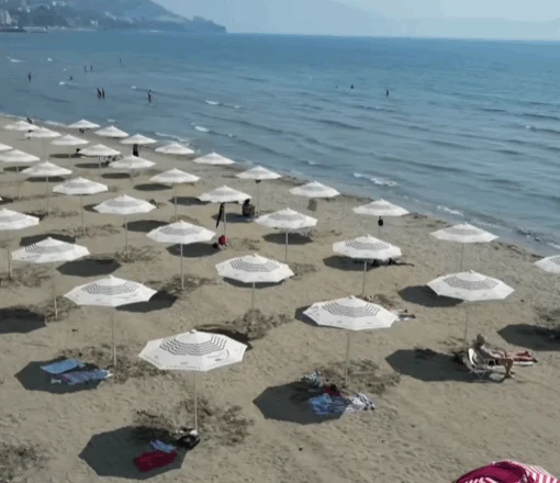 Rama poston një video nga plazhi publik në Vlorë