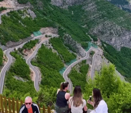 Rama poston videon: Leqet e Hotit, kalimi malor spektakolar në veri të Shqipërisë