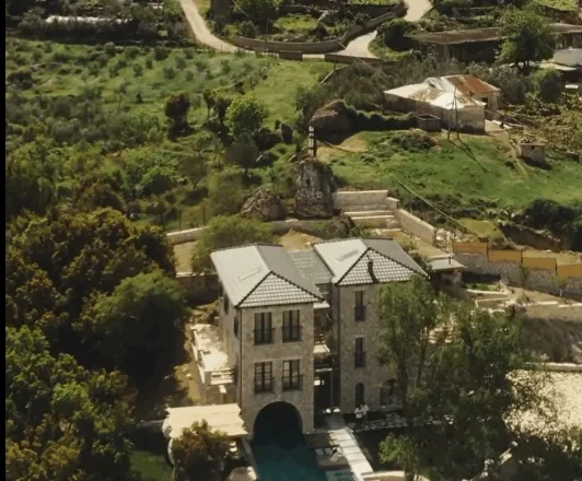 Rama poston videon: ”Villa si Era” në Brataj, destinacion unik në hartën e turizmit ekskluziv shqiptar
