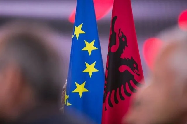 Raporti i OECD: Shqipëria bën hapa pas në arritjen e standardeve të BE-së, ja çfarë e penalizoi