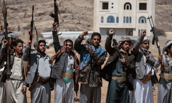 Rebelët Houthi: Do të godasim anijet amerikane nëse SHBA përfshihet në luftë