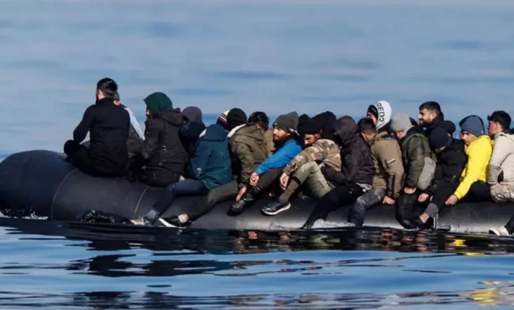 Rekord ditor për 2025, më shumë se 1,190 emigrantë kalojnë Kanalin anglez drejt Britanisë