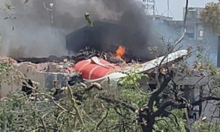 Rëndohet bilanci i tragjedisë ajrore, viktima edhe në godinën ku u përplas avioni i “Air India”