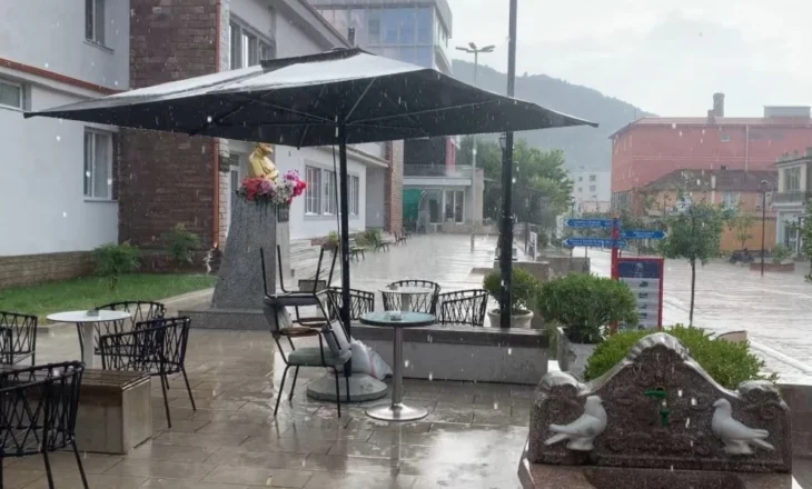Reshje të dendura shiu edhe në Bulqizë, vështirësi qarkullimi në rrugët nacionale dhe rurale