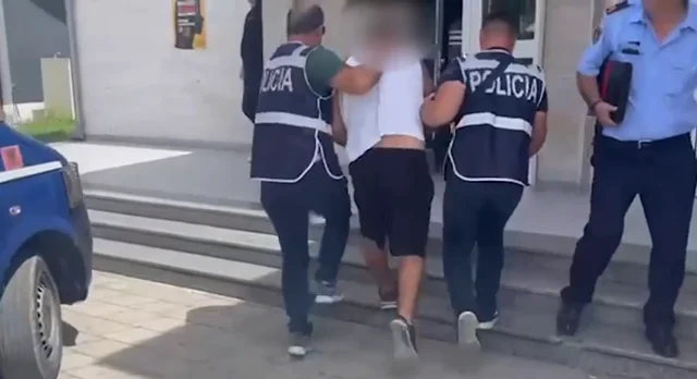 Roskovec – I vuri zjarrin banesës për borxhin e të birit, arrestohet 27-vjeçari nga Fieri