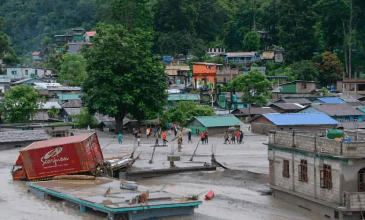 Rrëshqitje dheu dhe përmbytje në Indinë verilindore dhe Bangladesh, 38 viktima dhe qindra të evakuuar