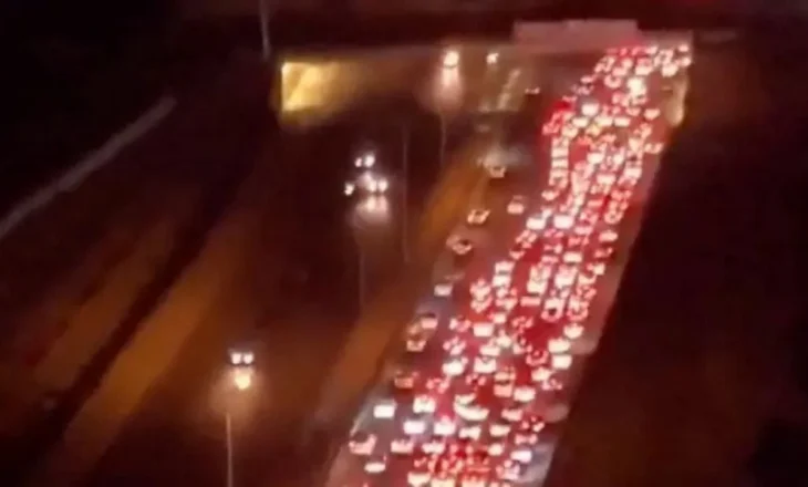Rrugë plot me makina dhe radhë kilometrike në pikat e karburanteve, ja çfarë thonë qytetarët e Tehranit pas thirrjes së Trump për evakuim