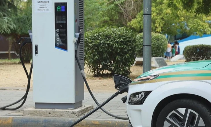 Rrugët e Shqipërisë bëhen “të gjelbra”, 1,665 mjete elektrike hynë në vend në 5 muaj