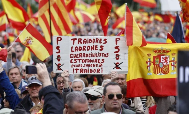 “Sánchez tradhtar”/ Protestë në Madrid kundër qeverisë spanjolle