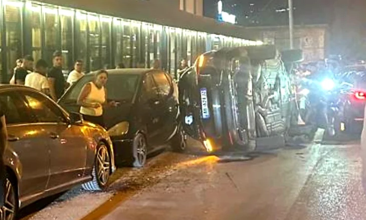 Sarandë: Automjeti përplaset me disa mjete të tjera dhe përmbyset në rrugë