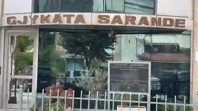 Sarandë, një prokurore kërcënohet brenda në zyrë nga dy gra
