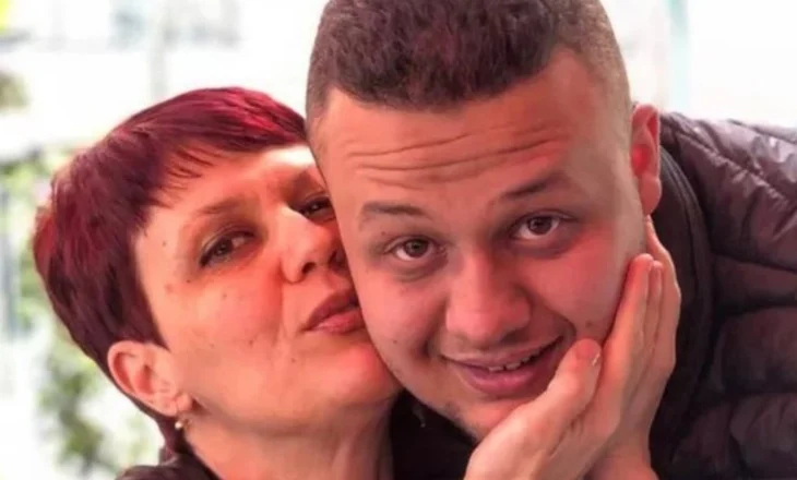 Sëmundja e rrallë i mori burrin polic, mësuesja e “Petro Nini Luarasit” kërkon ndihmë nga shqiptarët: Dua të shpëtoj djemtë, jam në gjunjë përpara jush!