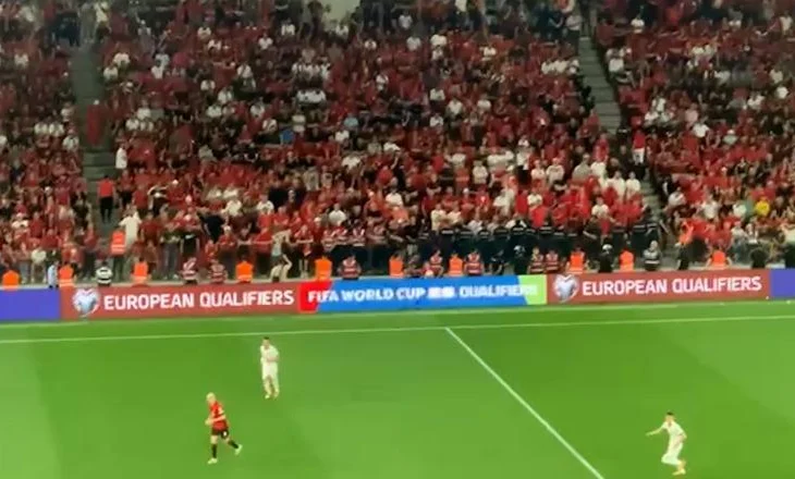 Sende në fushë, arbitri italian paralajmëron pezullimin e ndeshjes