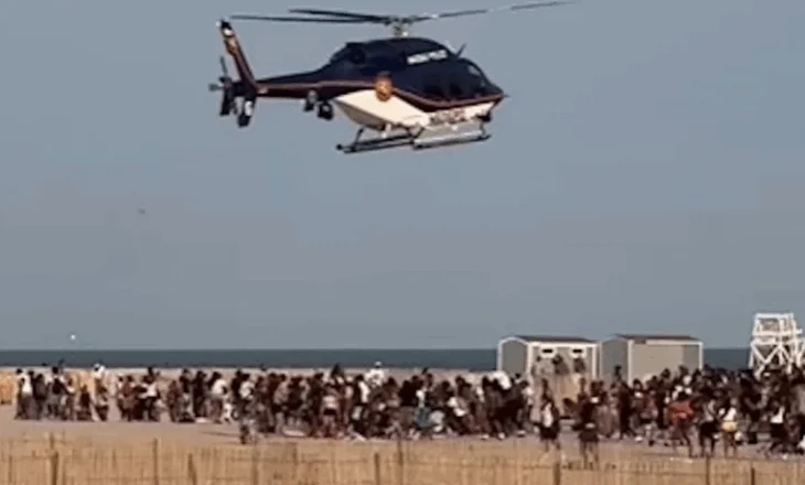 SHBA/ Sherr masiv në një ceremoni diplomimi, policia detyrohet të shpërndajë turmën me helikopter