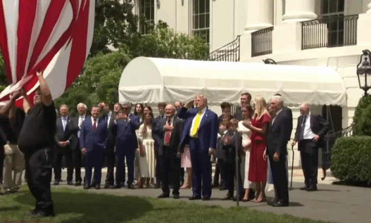 SHBA/ Trump përuron flamurin  gjigant të vendosur në Shtëpinë e Bardhë