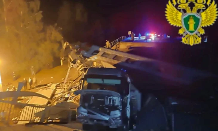 Shembet ura, 7 viktima në Rusi! Kamionët bien mbi një tren pasagjerësh, 31 të plagosur në kufi me Ukrainën