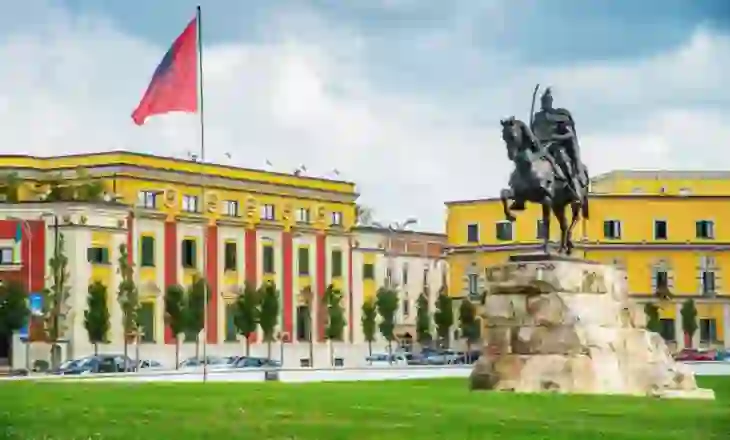 Shërbimet, rriten me 11.3% shitjet për pasuritë e paluajtshme, ia kalojnë edhe turizmit