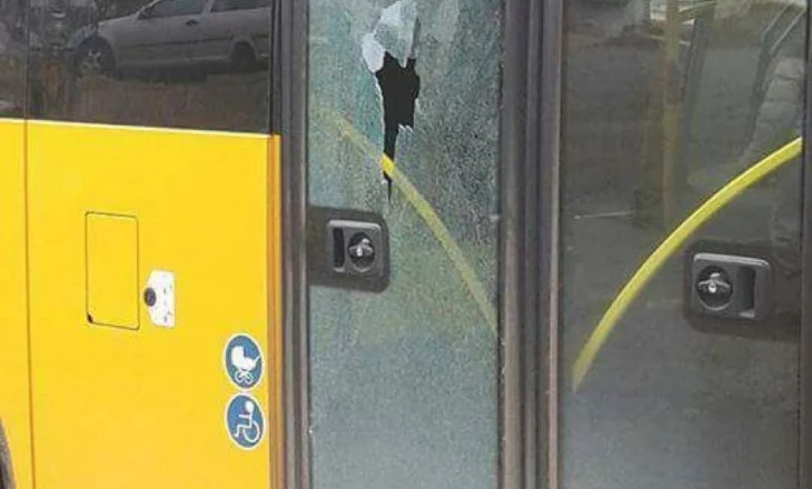 Sherr në urën e Mifolit: Fieraku thyen xhamin e autobusit dhe kanos shoferin!