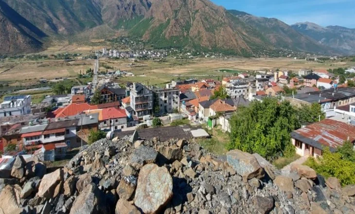 Sherr për një karrige në Bulqizë! Zyrtari godet me shuplaka drejtuesen e Task Forcës në UKD: Pse zihesh me gruan time?! (DËSHMIA)