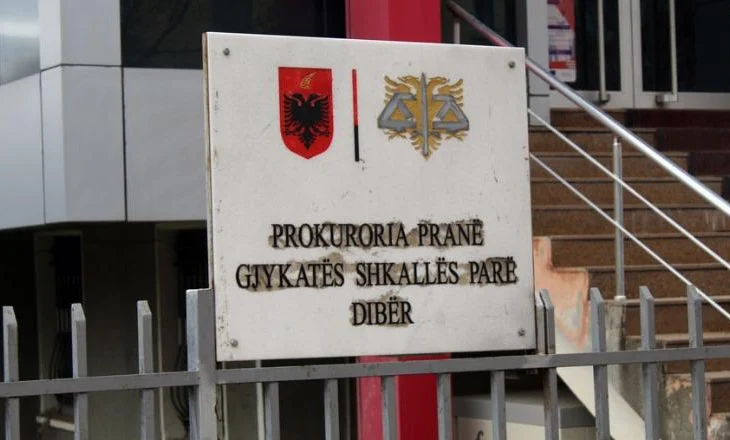 Sherr për një karrige të dëmtuar në Bulqizë, zyrtari godet me shuplakë shefen e Task Forcës së Ujësjellës-Kanalizimeve
