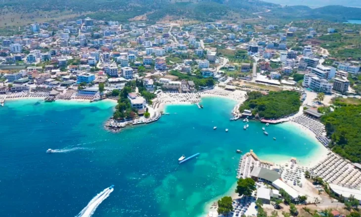 Sherr për Plazhet në Ksamil – 25-vjeçari nuk lejon pushuesit të hyjnë në “plazhin privat”