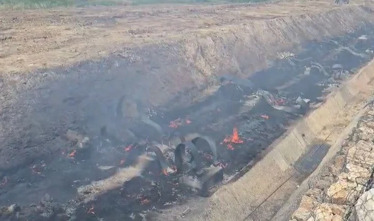 Shkrumbohen tubat plastikë të ujit në Roskovec, zona mbulohet nga tymi