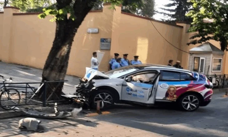 Shoferi i ‘Blue Taxi’ jashtë kontrollit, taksia përplaset me kangjellat te Ambasada Amerikane