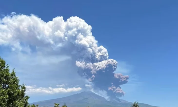 Shpërthen Etna, ekspertët: Kujdes avionët, hiri është gërryes!