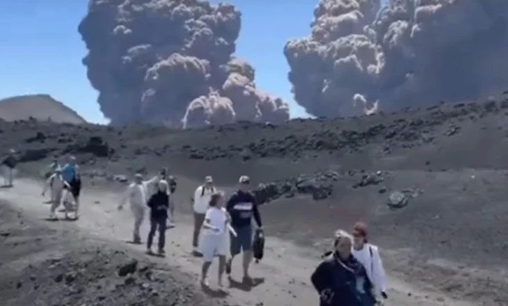 Shpërthen Etna në Itali/ Tymi mbulon ishullin, turistët largohen me vrap (Video)