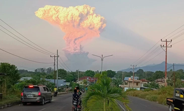 Shpërthen vullkani në Indonezi, reja vullkanike shkon në 10,000 metra lartësi