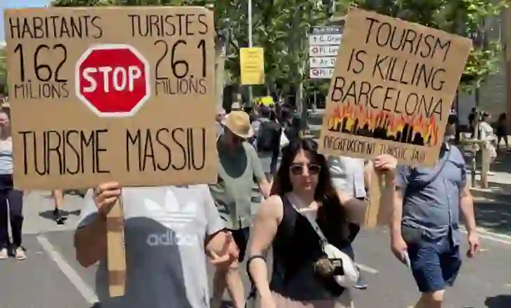 “Shporruni në shtëpitë tuaja!” Banorët e Barcelonës në protestë kundër turizmit të tepruar