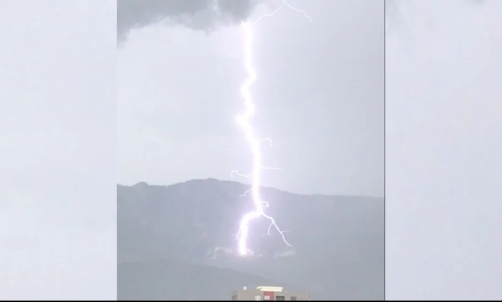 Shqipëri, rrufeja godet për vdekje 65-vjeçarin