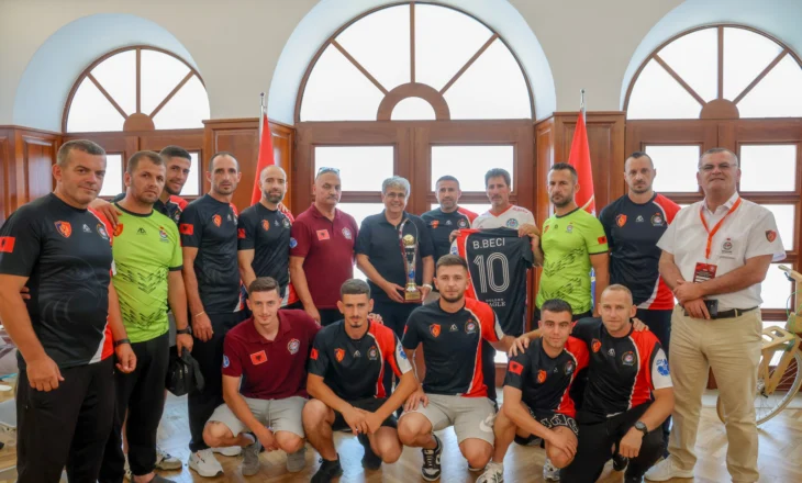 Shqipëria fiton Kampionatin e Parë Botëror të Futbollit të IPA, Kryebashkiaku Benet Beci përgëzon ekipin fitues