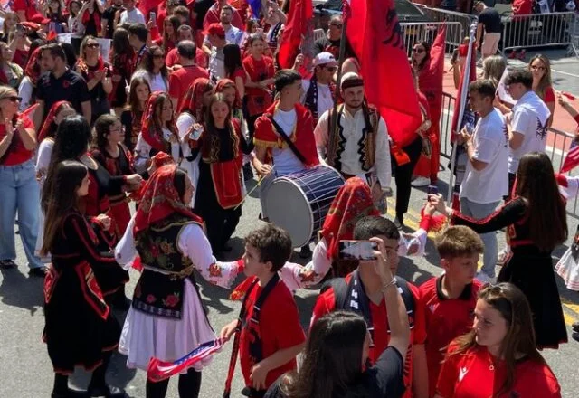 Shqiptarët marshojnë rrugëve të New York, qyteti vishet kuqezi