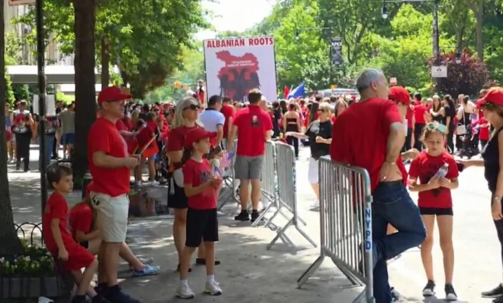 Shqiptarët pushtojnë New York-un, mijëra njerëz mbushin rrugët në paraden kuqezi