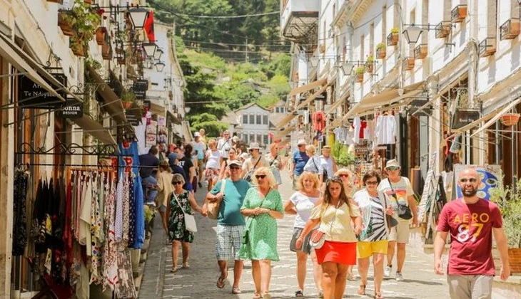 Shqiptarët u “largohen” pushimeve në Mal të Zi – Pushuesit zgjedhin Greqinë