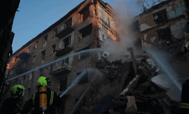 Shtatë të vrarë në Kiev pas sulmit ajror rus, dhjetëra të plagosur (VIDEO)