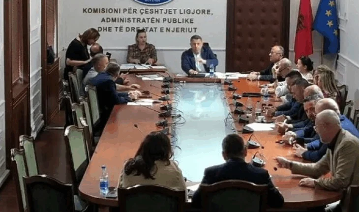Shteti privat i Ramës/ Deputetët nuk shkojnë as në komisione, Elisa mbyll Kuvendin