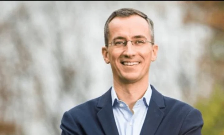 Si ndikojnë miliarderët francezë në politikë?