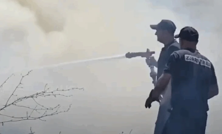 Situata me zjarret në vend! 13 vatra të izoluara, flakët aktive në vendgrumbullimin e mbetjeve në Fier