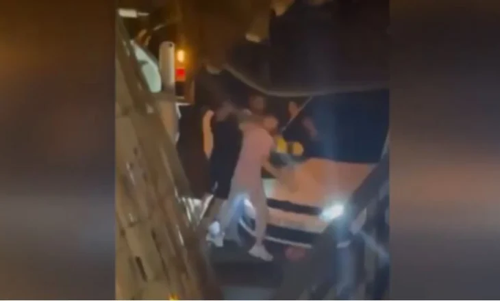 Skandal në Athinë/ Shqiptari dhe dy të rinj sulmojnë punonjësin e pastrimit, ja arsyeja e pazakontë