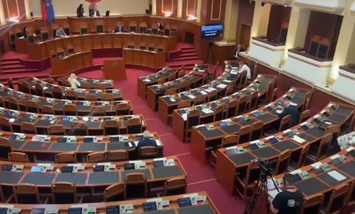 Skandal në Kuvend/Deputetët braktisin seancën dhe ikin me pushime, ja projektligji i rëndësishëm që u kalua pa diskutim