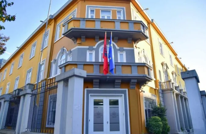 Skandal në provimin përmbyllës/ Ministria përjashton një maturant në Durrës, paralajmëron masa ndaj të tjerëve