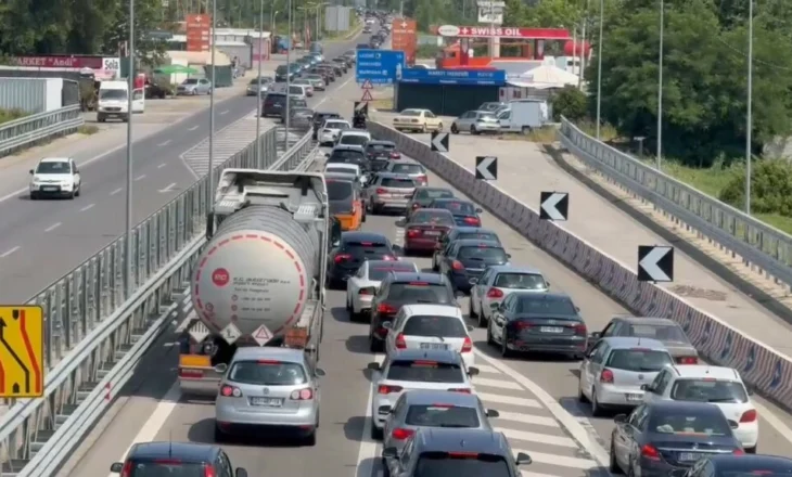 Sot Bajram, qytetarët “dynden” drejt plazheve/ Radhë kilometrike automjetesh