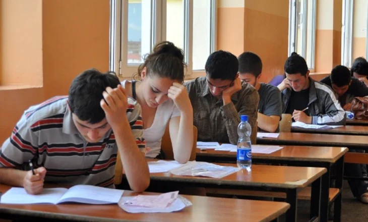 Sot provimi i parë i minimaturës, 28 mijë nxënës i nënshtrohen testimit në gjuhën shqipe