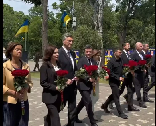 Spiropali ndan pamjet, krah Zelenskyt dhe liderëve të Ballkanit Perëndimor në ceremoninë e nderimit për heronjtë e luftës