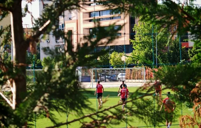 “Spiunuam shqiptarët në mes të Tiranës”, gazetari serb sheh fshehtas stërvitjen e Kombëtares sonë