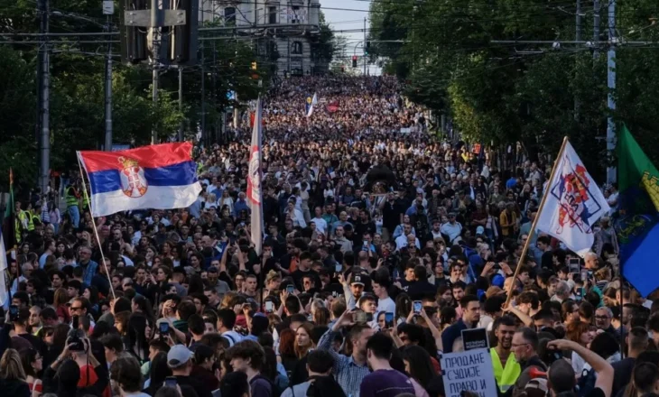 Studentët në Serbi paralajmërojnë mosbindje civile nëse nuk shpallen zgjedhjet